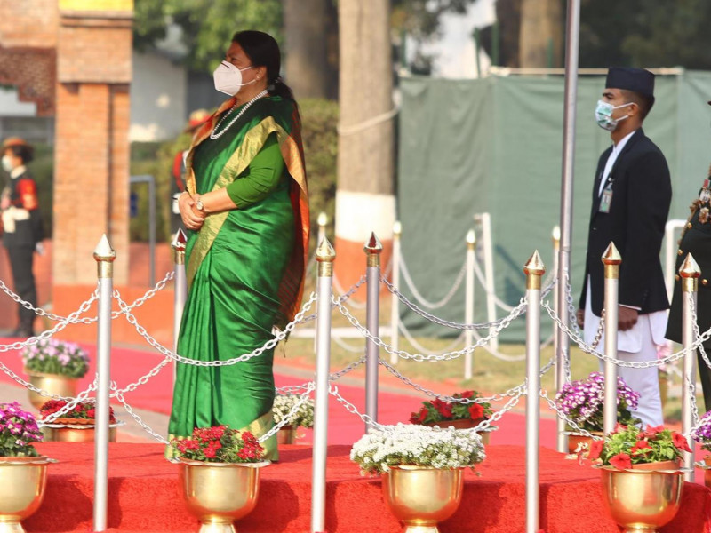बङ्गलादेश प्रस्थान गर्नुअघि सलामी ग्रहण गर्दै राष्ट्रपति भण्डारी